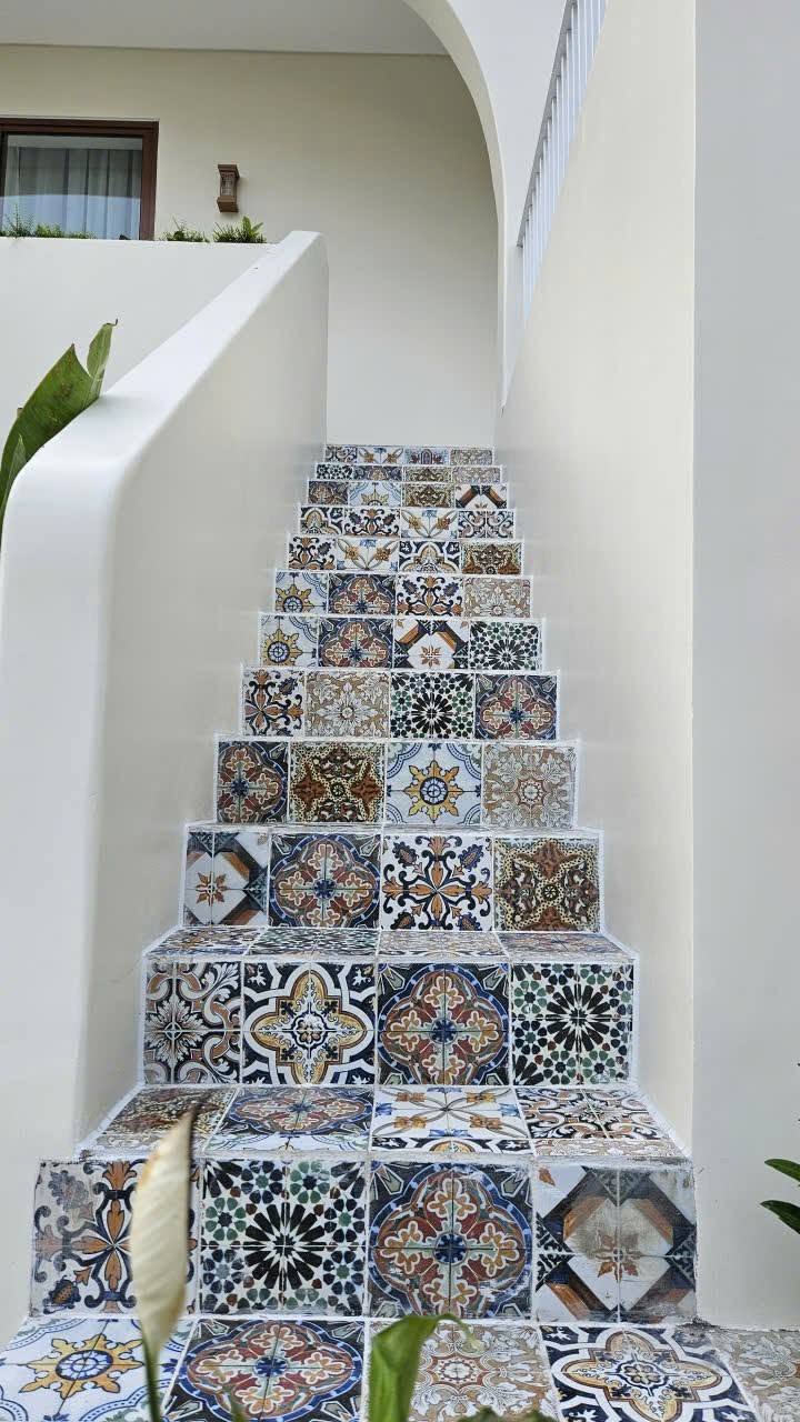 Patterned staircase connecting the guest areas