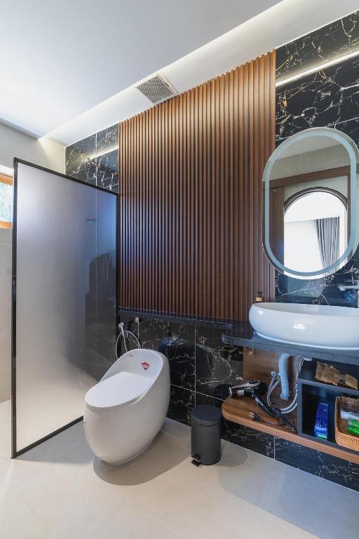 Modern bathroom with a walk-in rain shower