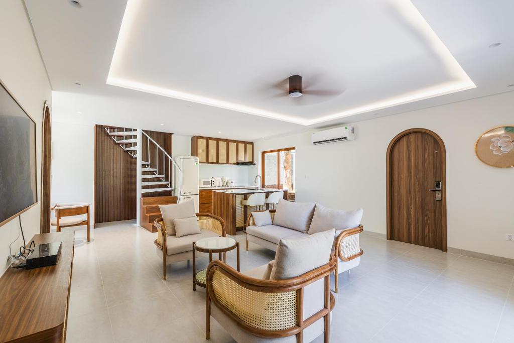 Spacious living and dining space for families and groups